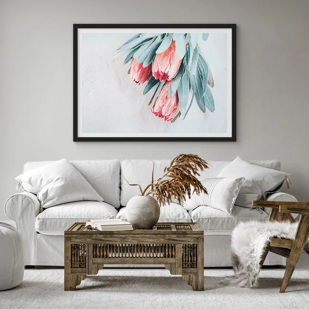 Affiche dans un cadre noir - Poster - Fleurs de protéa roses subtiles sur fond clair - 100x70cm - Honte de leur propre beauté - Décoration murale moderne pour le salon et la chambre ARTTOR