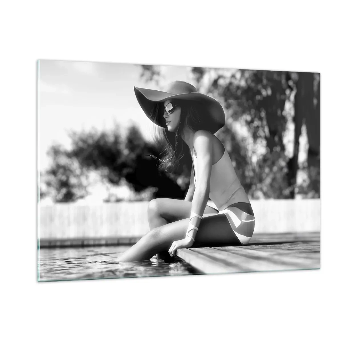 Impression sur verre - Image sur verre - Femme portant un chapeau assise au bord de la piscine en noir et blanc - 120x80cm - Rêve d'été - Décoration murale moderne pour le salon et la chambre ARTTOR