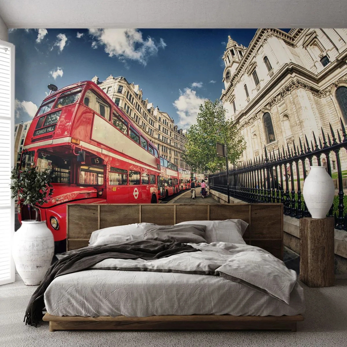 Papier Peint Photo Premium Sand - Un bus rouge dans les rues d'une ville historique - 100x70cm - Rue de Londres en gris et rouge - Décoration murale moderne pour le salon et la chambre ARTTOR