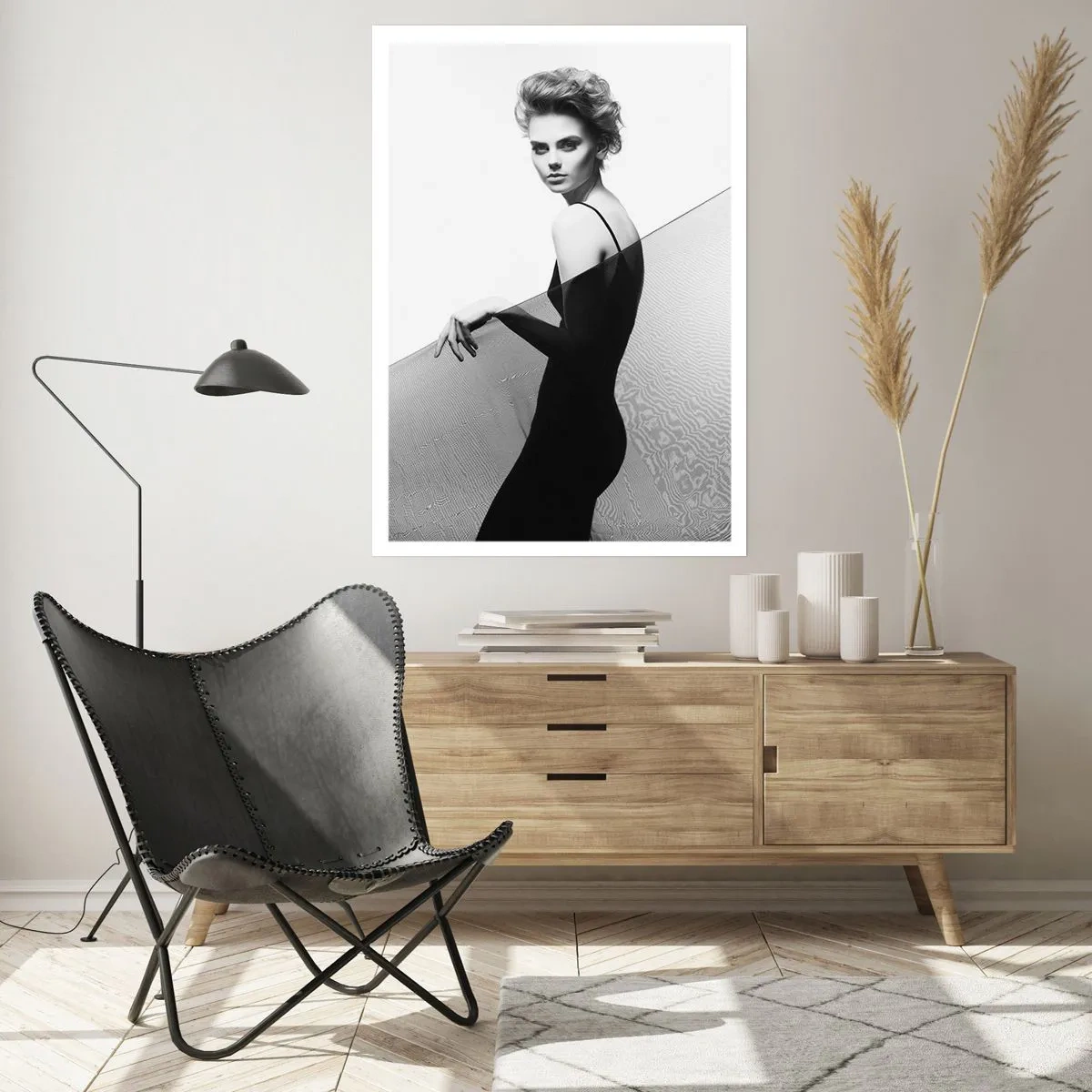 Affiche - Poster - Une femme en robe noire sur fond de paysage désertique - 50x70cm - Regard magnétique - Décoration murale moderne pour le salon et la chambre ARTTOR