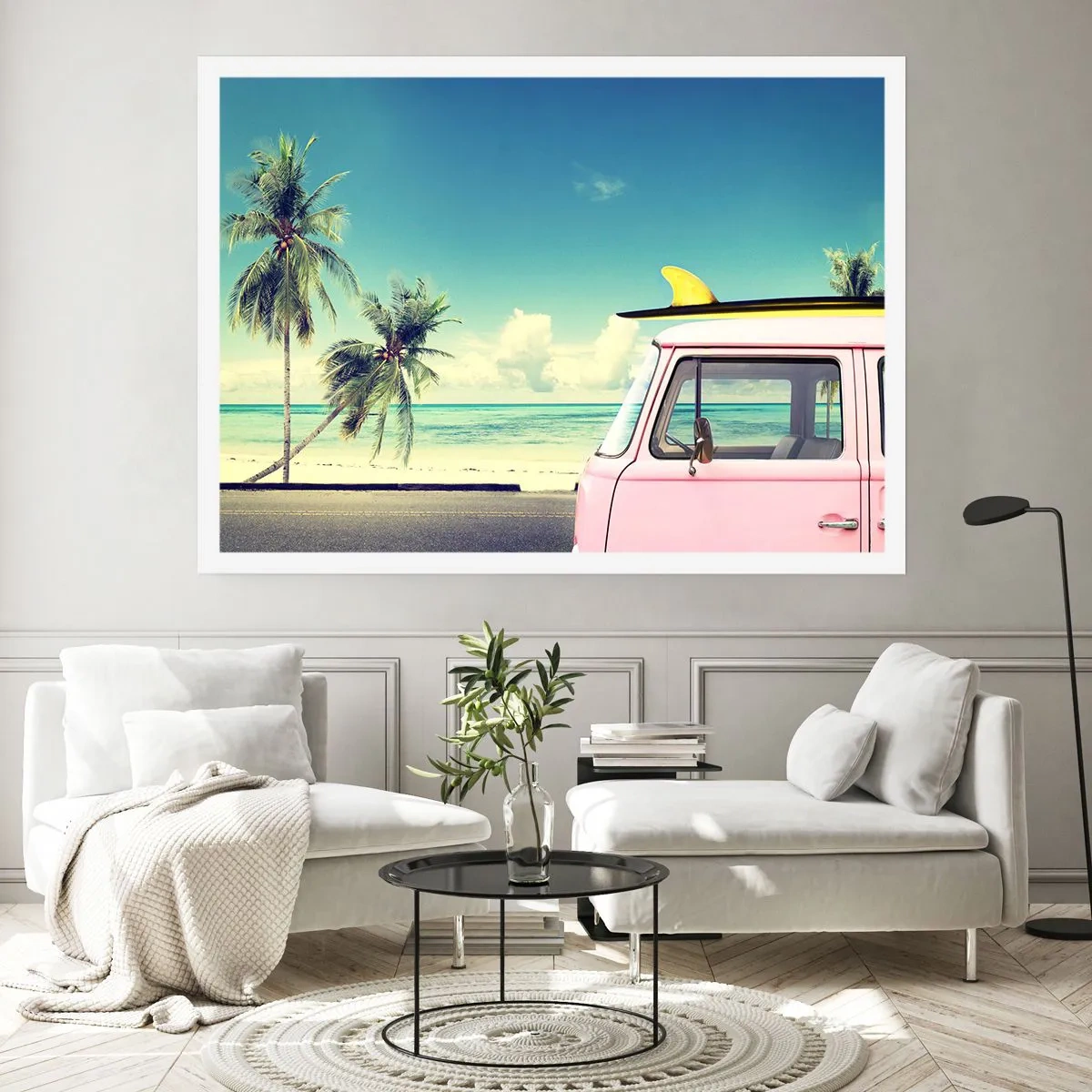 Affiche - Poster - Une camionnette rose avec une planche de surf sur une plage tropicale. - 100x70cm - Il est temps de commencer les vacances - Décoration murale moderne pour le salon et la chambre ARTTOR