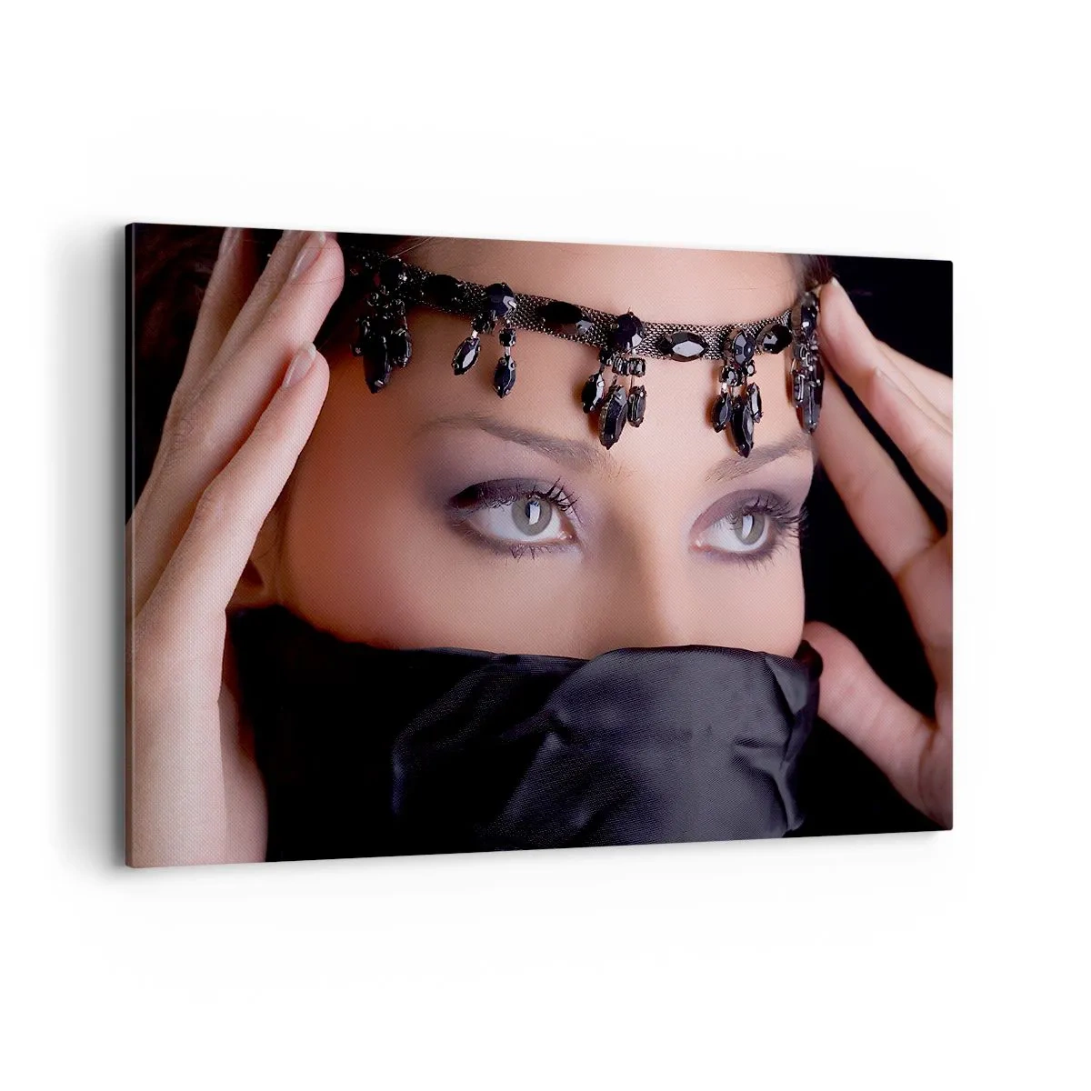 Impression sur toile - Image sur toile - Portrait d'une femme avec des bijoux décoratifs sur fond noir - 120x80cm - Tentation de mystère oriental - Décoration murale moderne pour le salon et la chambre ARTTOR