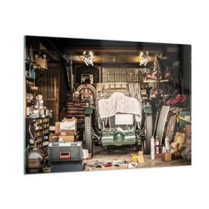 Impression sur verre - Image sur verre - Garage vintage avec une voiture recouverte d'un tissu, entourée d'outils et de boîtes - 100x70cm - Retour vers le passé - Décoration murale moderne pour le salon et la chambre ARTTOR
