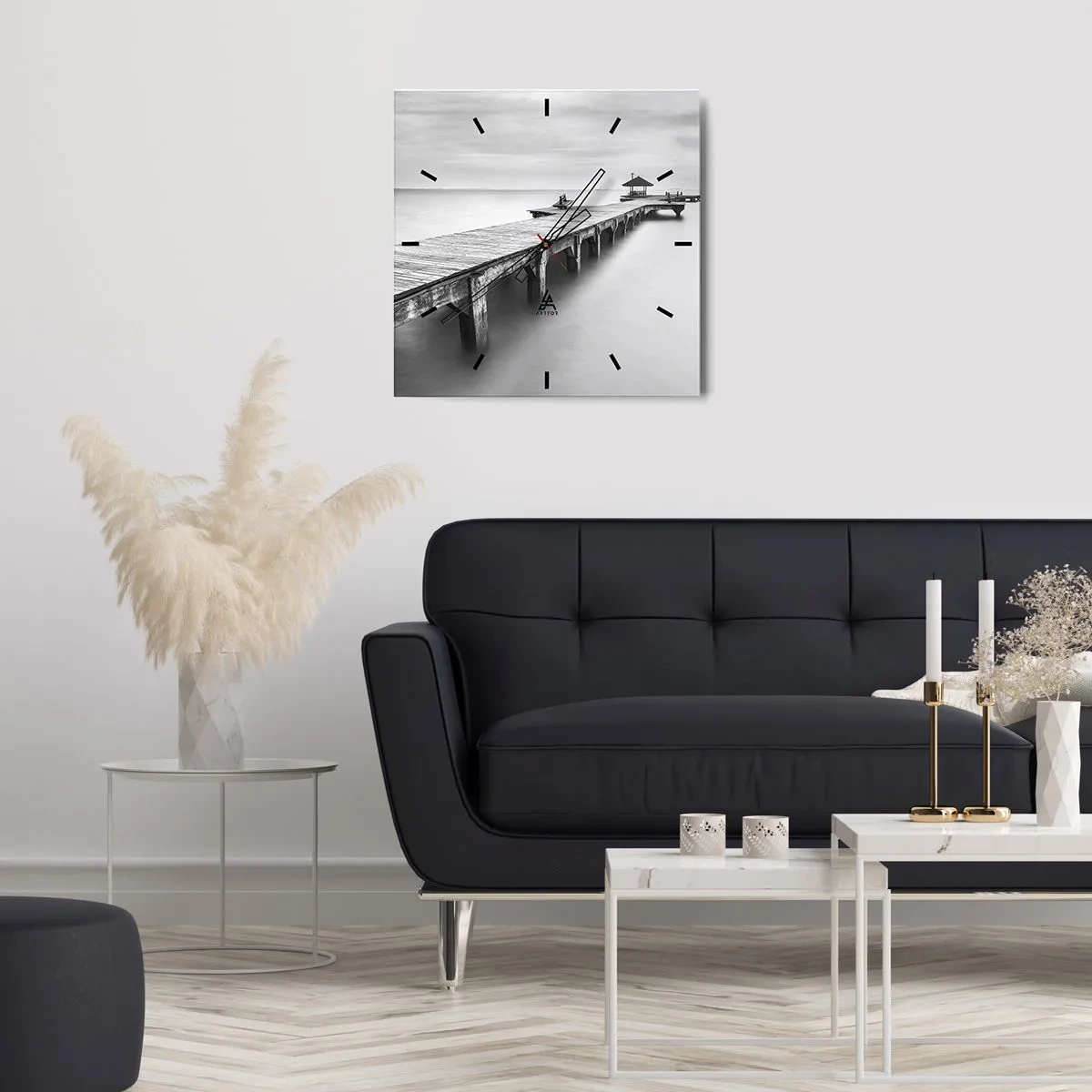Horloge murale - Pendule murale - Une vue en noir et blanc d'une jetée en bois sur une eau calme. - 30x30cm - À l'horizon - Décoration murale moderne pour le salon et la chambre ARTTOR