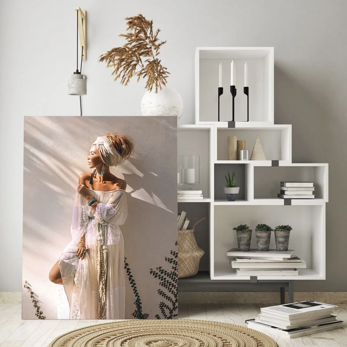 Impression sur verre - Image sur verre - Une femme dans un style bohème sur fond de mur clair et d'ombres végétales - 50x70cm - Le soleil et la fille - Décoration murale moderne pour le salon et la chambre ARTTOR