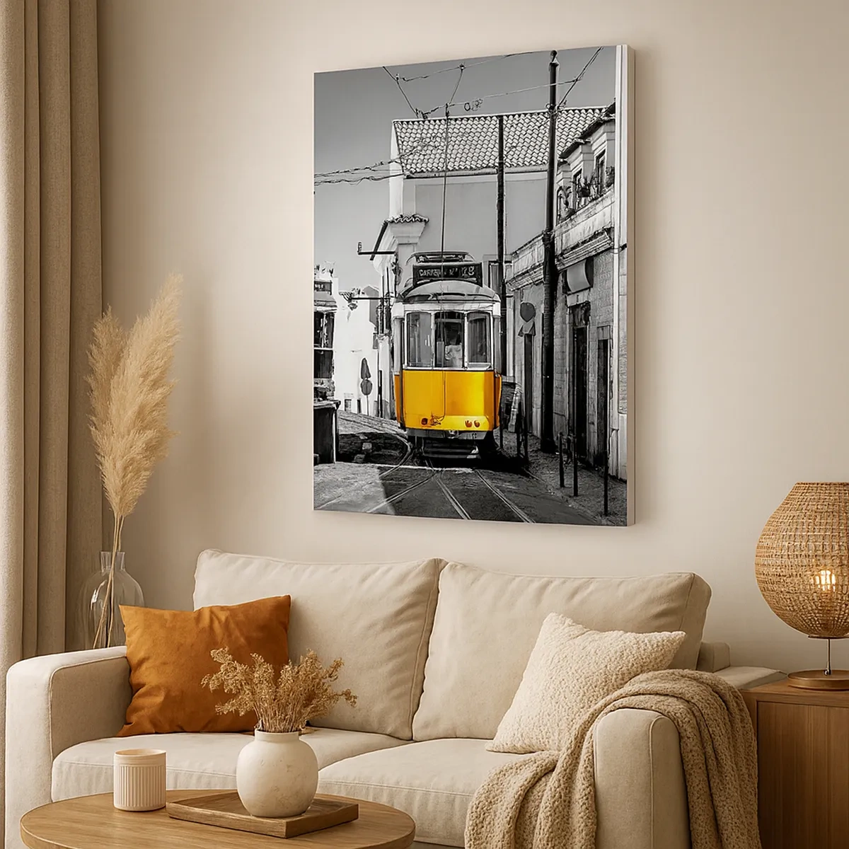 Impression sur toile - Image sur toile - Un tramway jaune dans les rues de Lisbonne dans un décor monochrome - 50x70cm - L'âme de Lisbonne - Décoration murale moderne pour le salon et la chambre ARTTOR