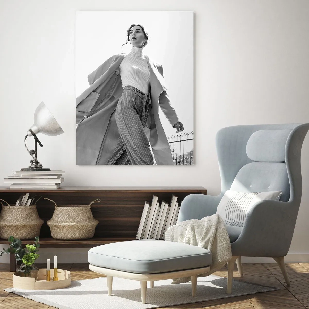 Impression sur verre - Image sur verre - Femme élégante en manteau sur fond architectural noir et blanc - 80x120cm - Tu viens avec moi? - Décoration murale moderne pour le salon et la chambre ARTTOR