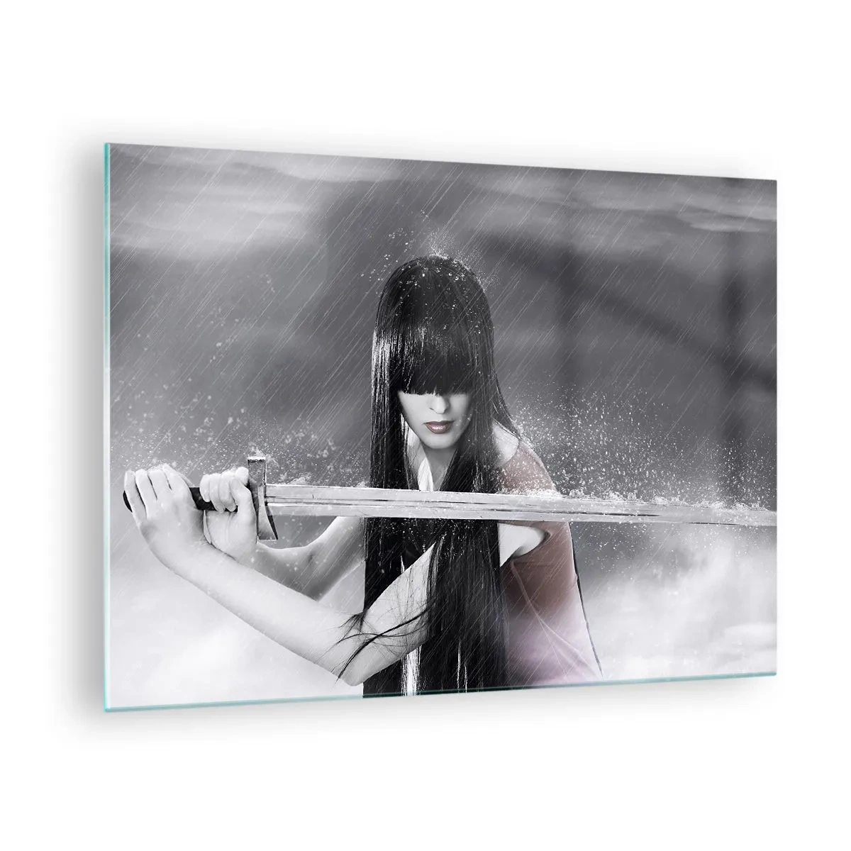 Impression sur verre - Image sur verre - Une femme avec une épée sous la pluie sur un fond monochrome. - 70x50cm - Belle et dangereuse - Décoration murale moderne pour le salon et la chambre ARTTOR