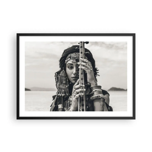 Affiche dans un cadre noir - Poster - Portrait d'une femme en bijoux ethniques tenant un instrument à la main - 70x50cm - Musique de l'Orient elle-même - Décoration murale moderne pour le salon et la chambre ARTTOR