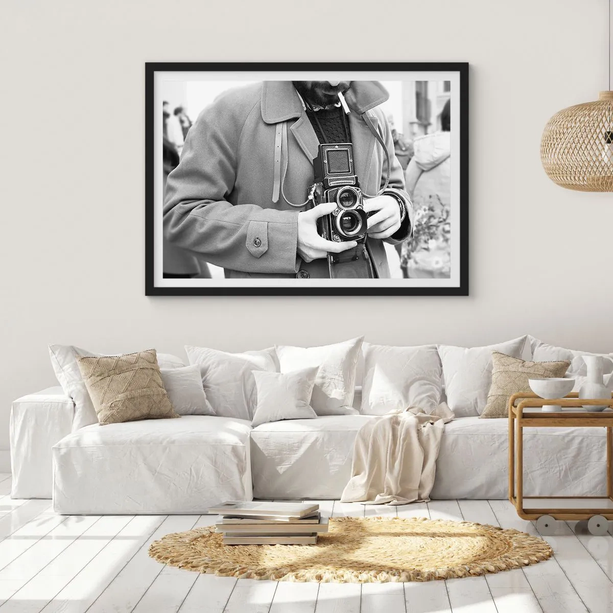 Affiche dans un cadre noir - Poster - Photo en noir et blanc d'un homme avec un appareil photo rétro - 70x50cm - Dans un style rétro - Décoration murale moderne pour le salon et la chambre ARTTOR