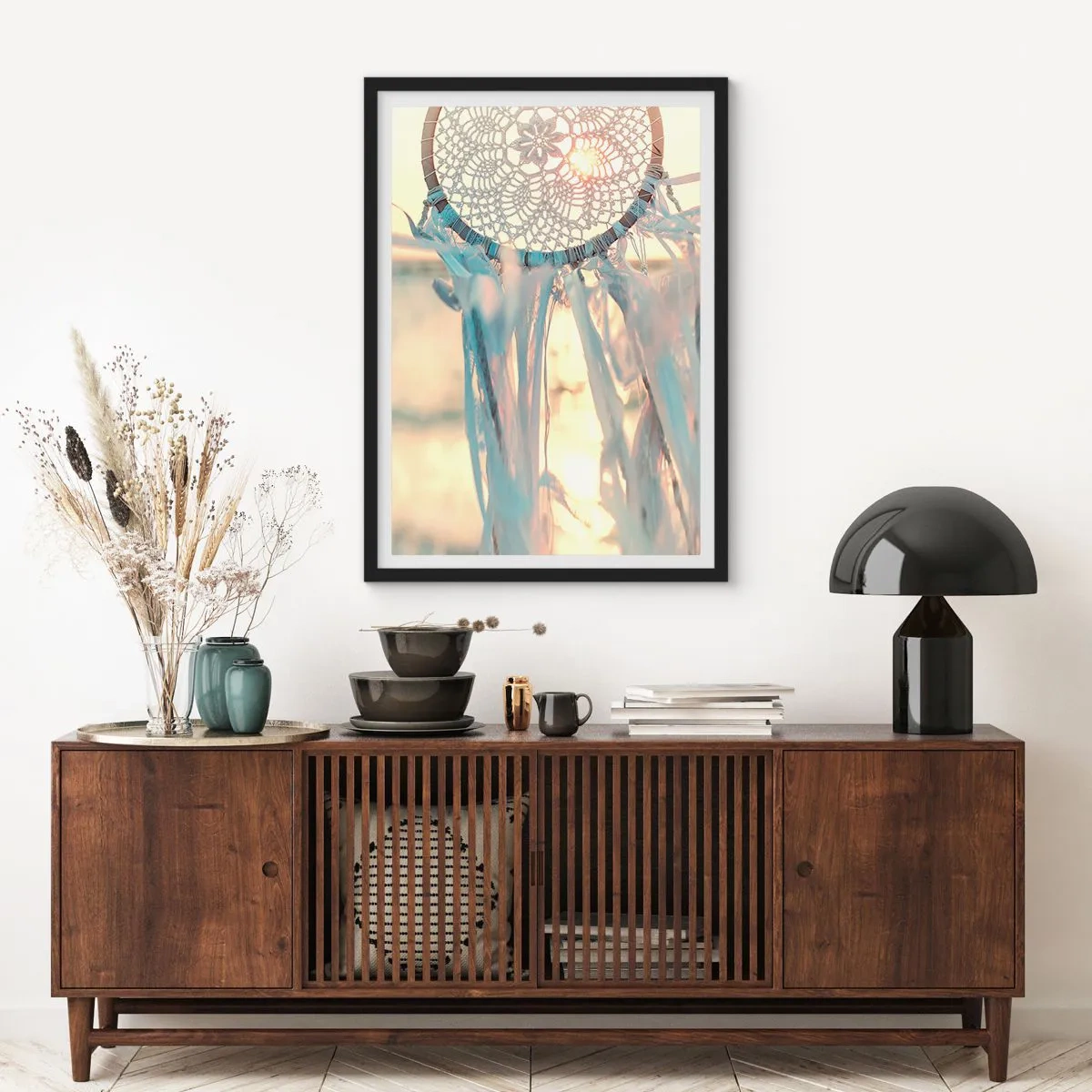 Affiche dans un cadre noir - Poster - Un attrape-rêves en dentelle dans la lueur du soleil couchant, avec un fond clair - 50x70cm - Totem en dentelle - Décoration murale moderne pour le salon et la chambre ARTTOR