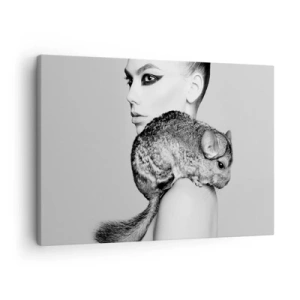 Impression sur toile - Image sur toile - Femme stylisée avec un chinchilla dans une élégante composition en noir et blanc - 70x50cm - Dame au chinchilla - Décoration murale moderne pour le salon et la chambre ARTTOR