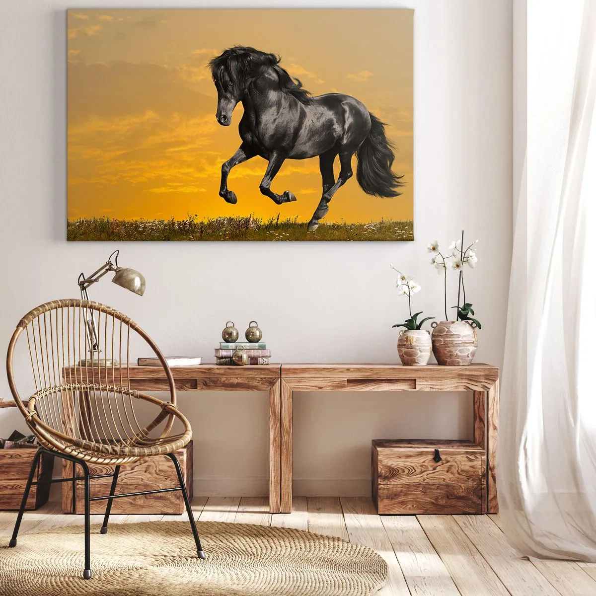 Impression sur toile - Image sur toile - Un cheval noir galope sur fond de coucher de soleil doré. - 70x50cm - Beau, libre et sauvage - Décoration murale moderne pour le salon et la chambre ARTTOR