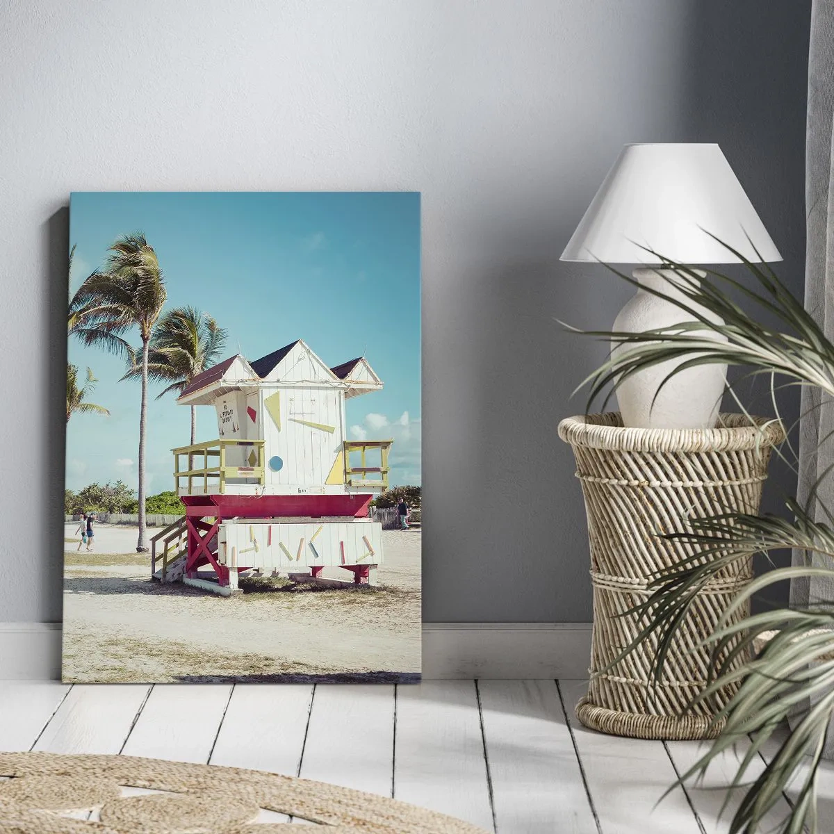 Impression sur toile - Image sur toile - Une plage avec des palmiers et une tour de sauvetage en arrière-plan - 50x70cm - Une belle journée devant toi - Décoration murale moderne pour le salon et la chambre ARTTOR