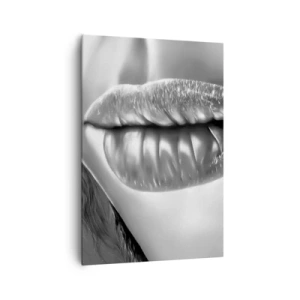 Impression sur toile - Image sur toile - Gros plan noir et blanc des lèvres d'une femme avec un effet brillant et des détails. - 70x100cm - Je sais à quoi tu penses… - Décoration murale moderne pour le salon et la chambre ARTTOR