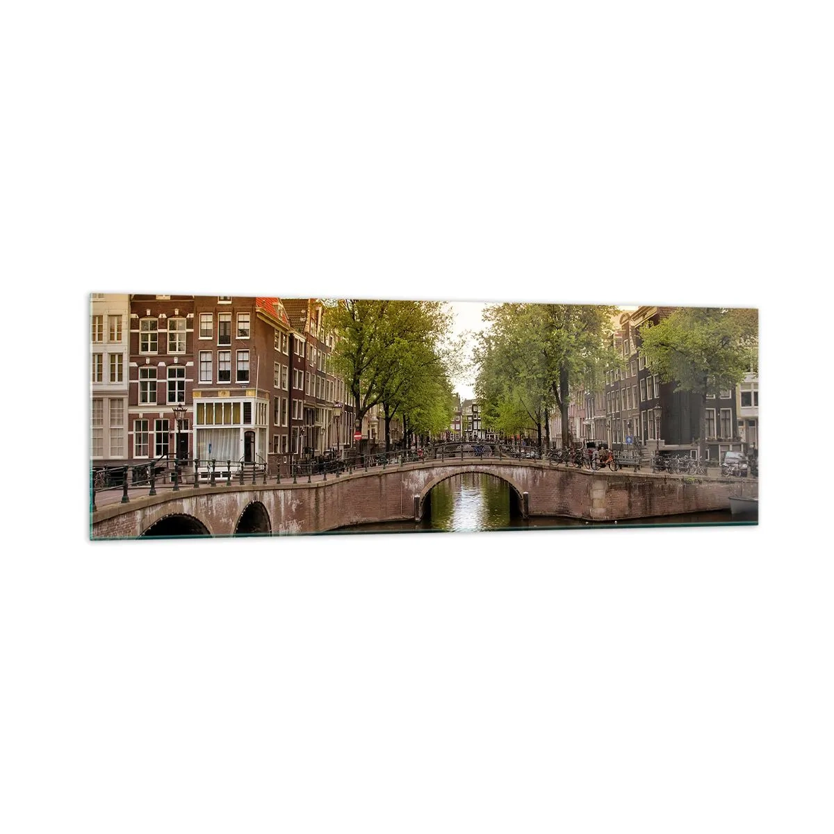 Impression sur verre - Image sur verre - Un canal à Amsterdam entouré d'immeubles historiques - 160x50cm - En bateau ou à vélo ? - Décoration murale moderne pour le salon et la chambre ARTTOR