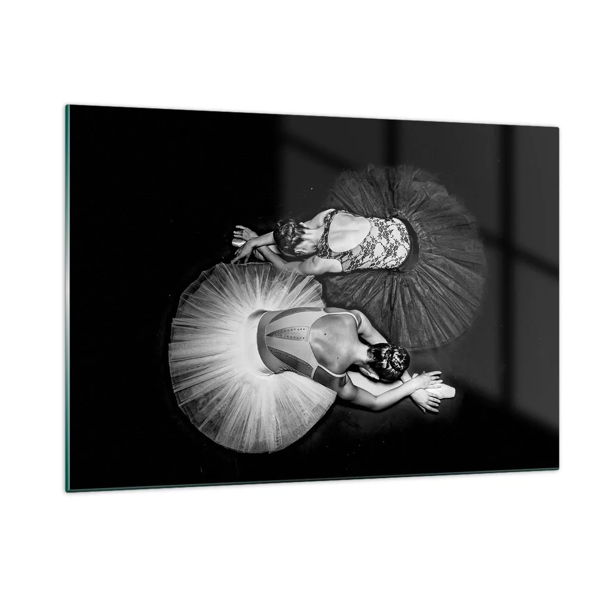 Impression sur verre - Image sur verre - Deux ballerines dans une pose de repos portant des tutus noirs et blancs - 120x80cm - Jin et jang – équilibre idéal - Décoration murale moderne pour le salon et la chambre ARTTOR