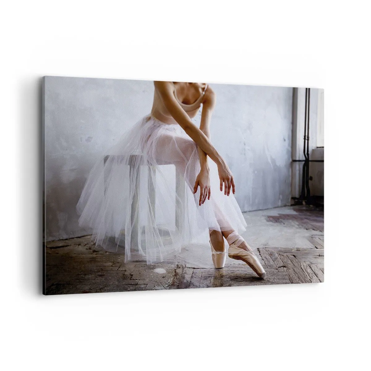 Impression sur toile - Image sur toile - Une ballerine dans une pose délicate sur un fond industriel - 100x70cm - Avant que les lumières de la rampe ne clignotent - Décoration murale moderne pour le salon et la chambre ARTTOR