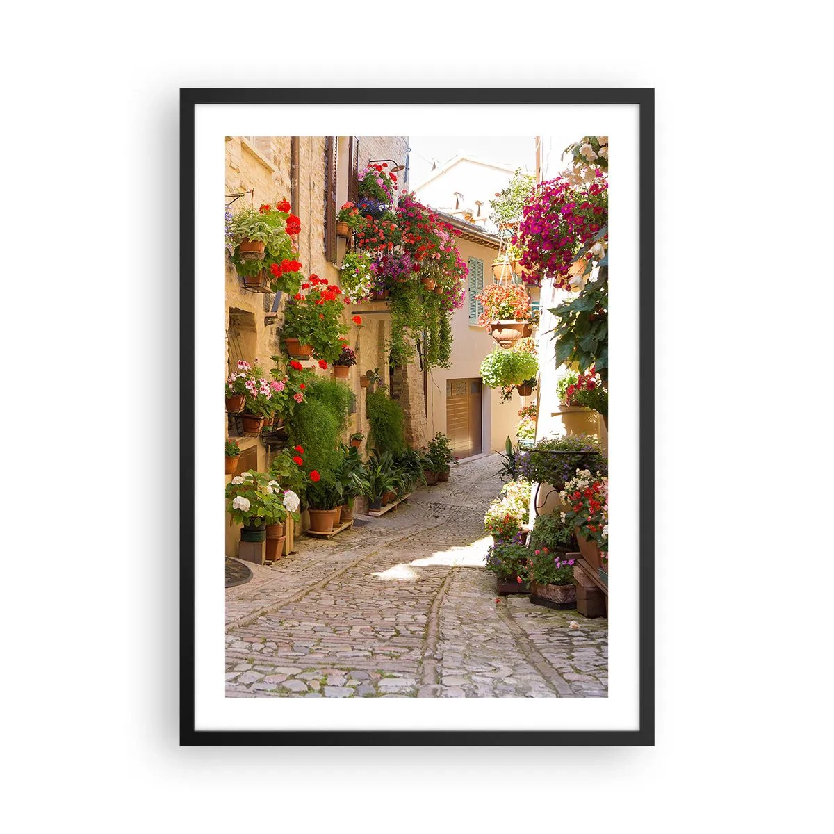 Affiche dans un cadre noir - Poster - Une rue fleurie avec un pavé en pierre et des pots de fleurs - 50x70cm - Une inondation de fleurs - Décoration murale moderne pour le salon et la chambre ARTTOR