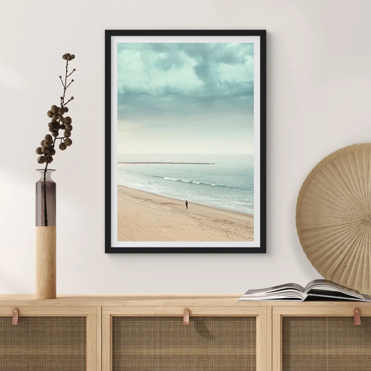 Affiche dans un cadre noir - Poster - Une silhouette solitaire marche le long du rivage sous un ciel couvert. - 50x70cm - à la recherche de la paix - Décoration murale moderne pour le salon et la chambre ARTTOR