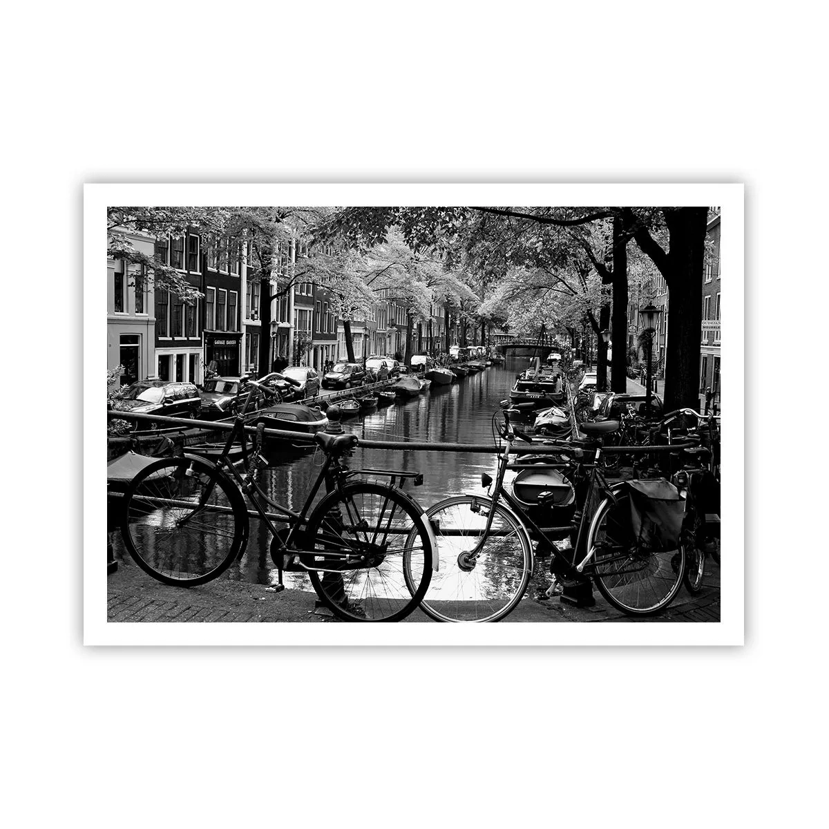 Affiche - Poster - Canal avec des vélos en photographie noir et blanc - 100x70cm - Une vue très hollandaise - Décoration murale moderne pour le salon et la chambre ARTTOR