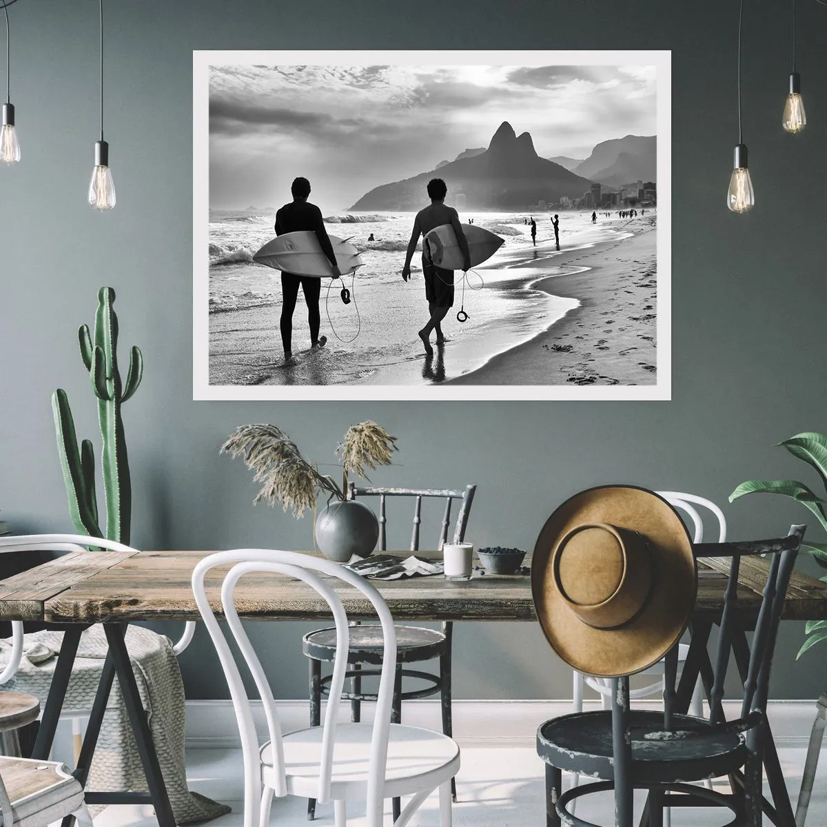 Affiche - Poster - Deux surfeurs marchant sur la plage avec leurs planches en noir et blanc. - 100x70cm - Samba sur une vague - Décoration murale moderne pour le salon et la chambre ARTTOR