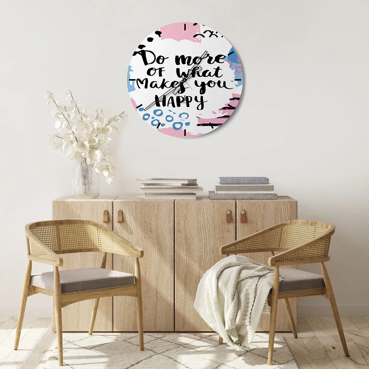 Horloge murale - Pendule murale - L'inscription Faites plus de ce qui vous rend heureux sur un fond clair - 30x30cm - Comment être heureux - Décoration murale moderne pour le salon, la cuisine et la chambre ARTTOR