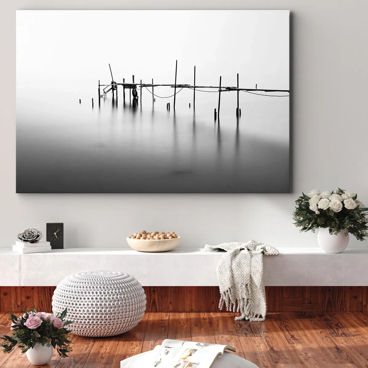 Impression sur toile - Image sur toile - Une jetée noire et blanche immergée dans un paysage brumeux - 120x80cm - Et s'il n'y avait pas de monde ? - Décoration murale moderne pour le salon et la chambre ARTTOR
