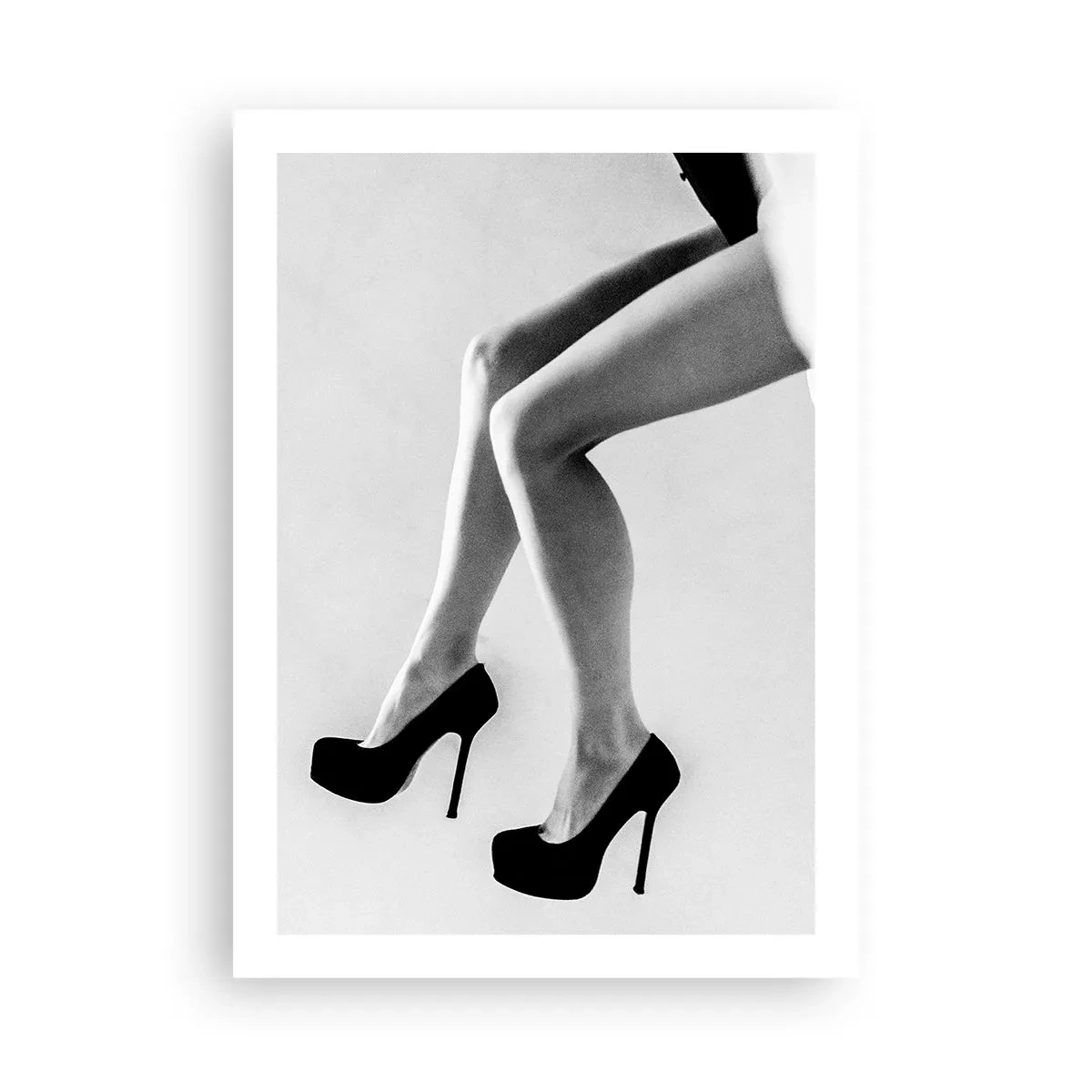 Affiche - Poster - Photographie en noir et blanc des jambes d'une femme en talons hauts - 50x70cm - Féminité éternelle - Décoration murale moderne pour le salon et la chambre ARTTOR