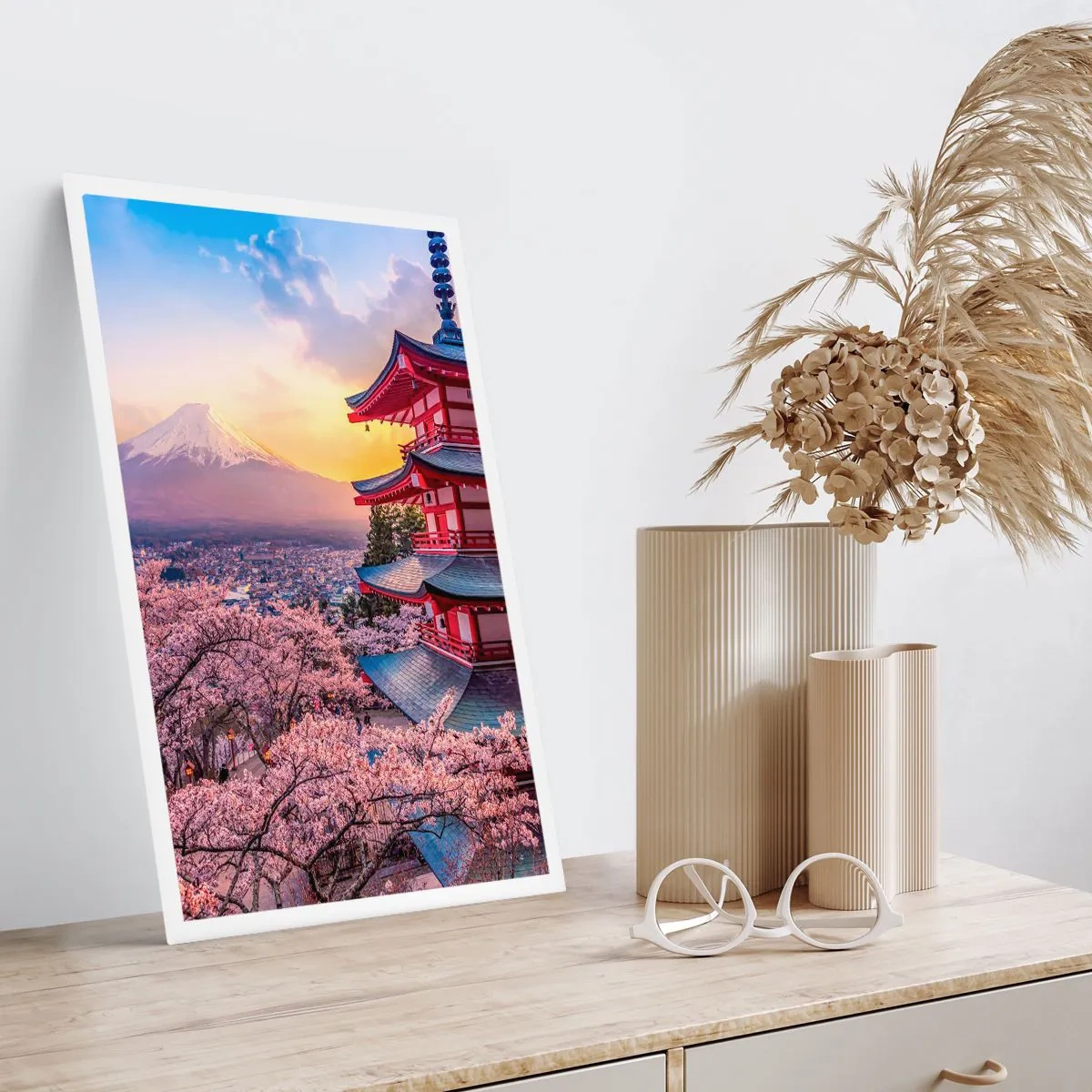 Affiche - Poster - Une pagode surplombant le mont Fuji entourée de cerisiers en fleurs au coucher du soleil - 50x70cm - Essence d'âme japonnaise - Décoration murale moderne pour le salon et la chambre ARTTOR