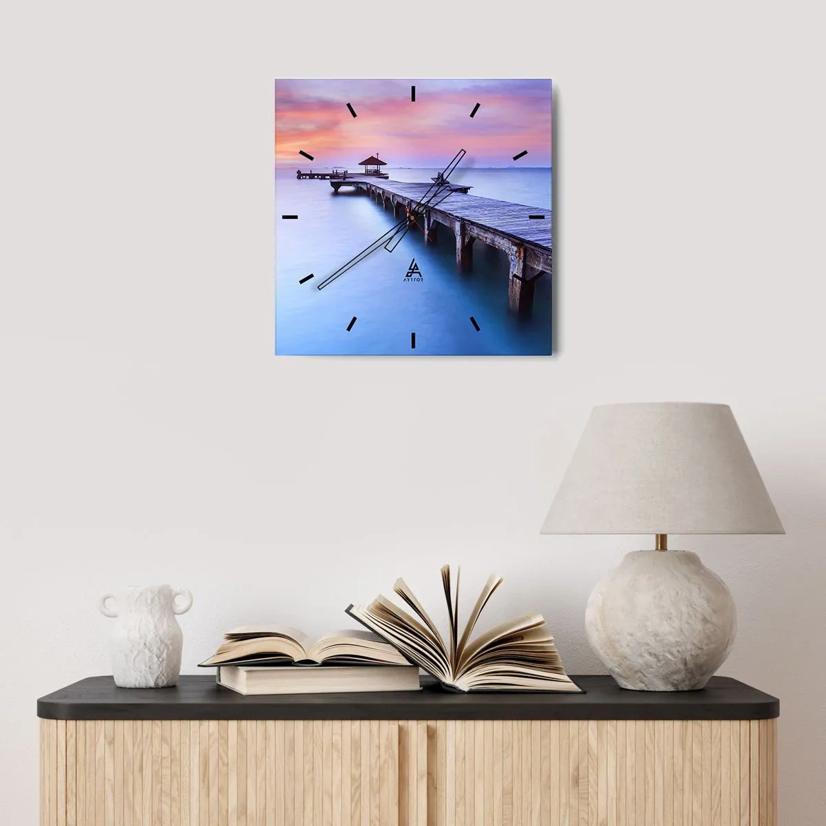 Horloge murale - Pendule murale - Jetée en bois donnant sur l'eau au coucher du soleil - 30x30cm - Une mer de calme jusqu'à l'horizon - Décoration murale moderne pour le salon et la chambre ARTTOR