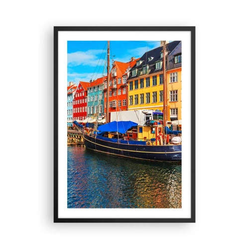 Affiche dans un cadre noir - Poster - Maisons colorées sur un canal avec un bateau - 50x70cm - Quai joyeux - Décoration murale moderne pour le salon et la chambre ARTTOR