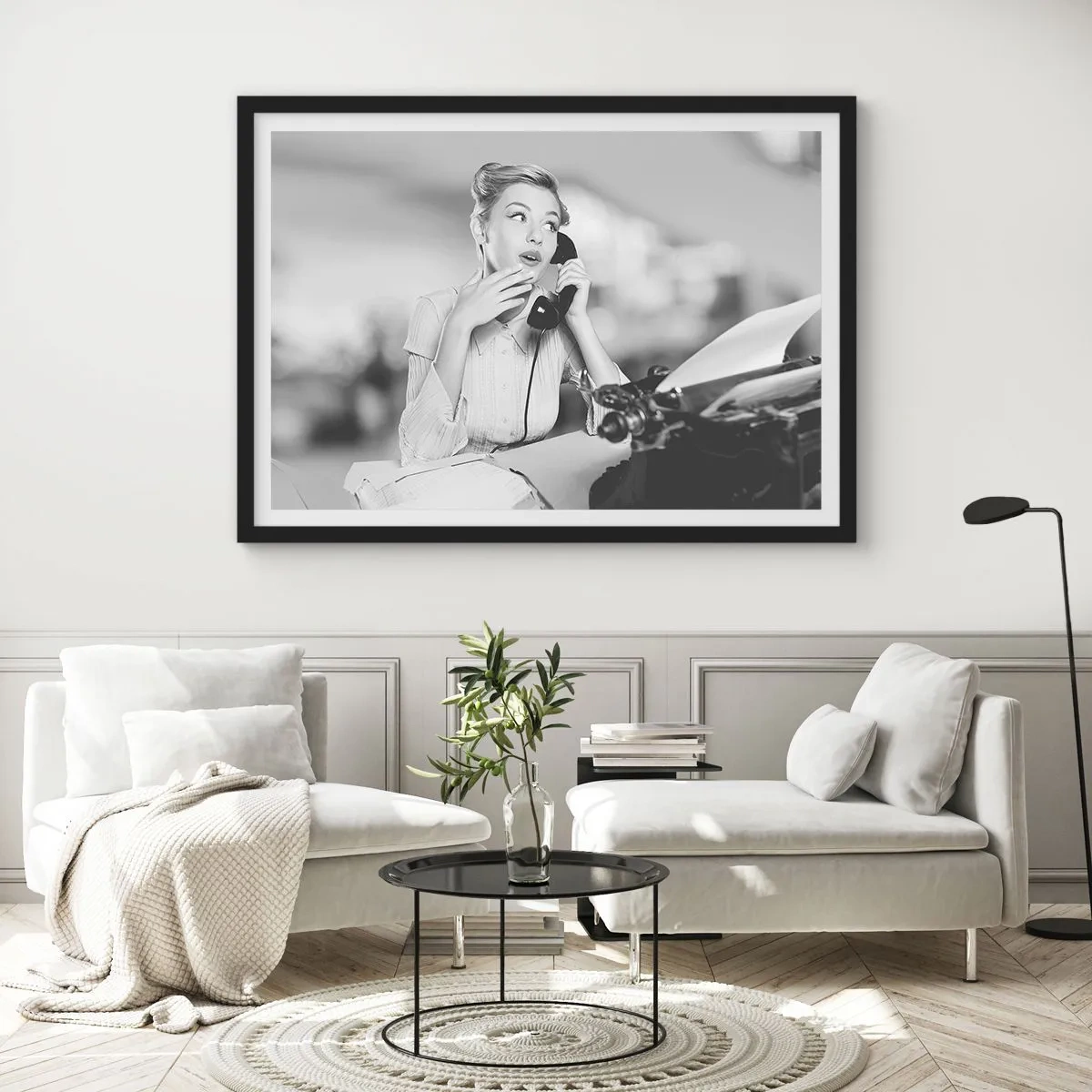 Affiche dans un cadre noir - Poster - Une femme parlant au téléphone devant une machine à écrire - 70x50cm - Hello! Ici les années 50 - Décoration murale moderne pour le salon et la chambre ARTTOR