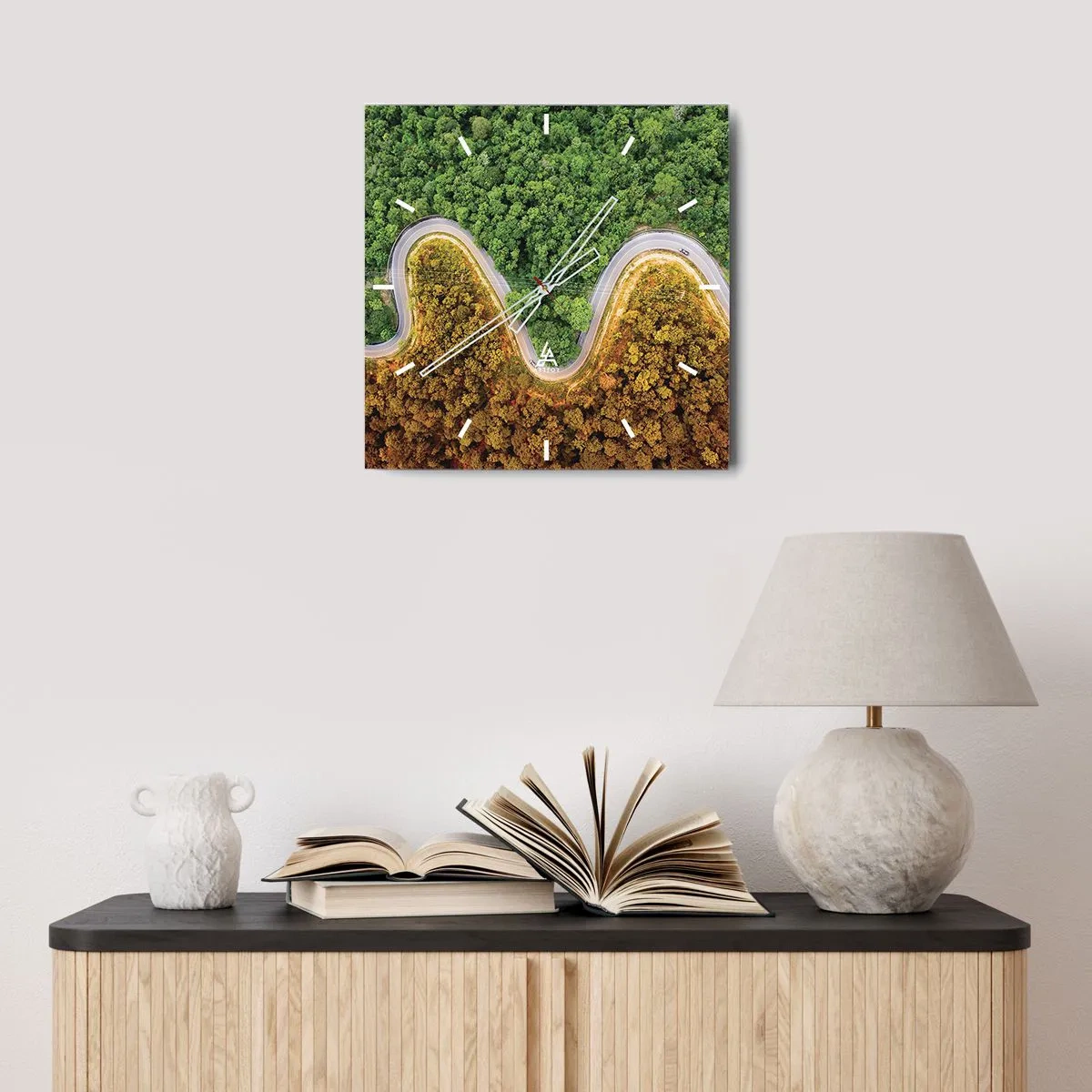 Horloge murale - Pendule murale - Une route sinueuse à travers la forêt vue à vol d'oiseau - 30x30cm - Frontieres et differences - Décoration murale moderne pour le salon et la chambre ARTTOR