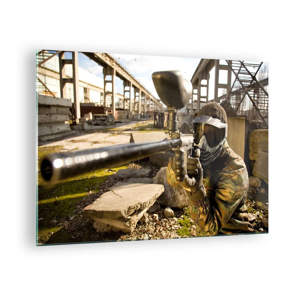 Impression sur verre - Image sur verre - Joueur de paintball en action dans un environnement industriel - 70x50cm - Et vous pouvez devenir un héros - Décoration murale moderne pour le salon et la chambre ARTTOR