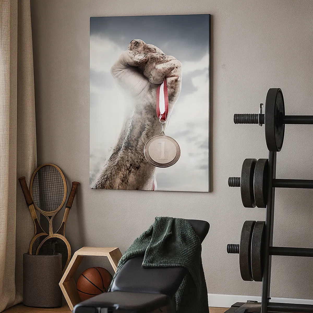 Impression sur toile - Image sur toile - Une main levée avec une médaille contre un ciel nuageux - 50x70cm - Per aspera ad astra - Décoration murale moderne pour le salon et la chambre ARTTOR