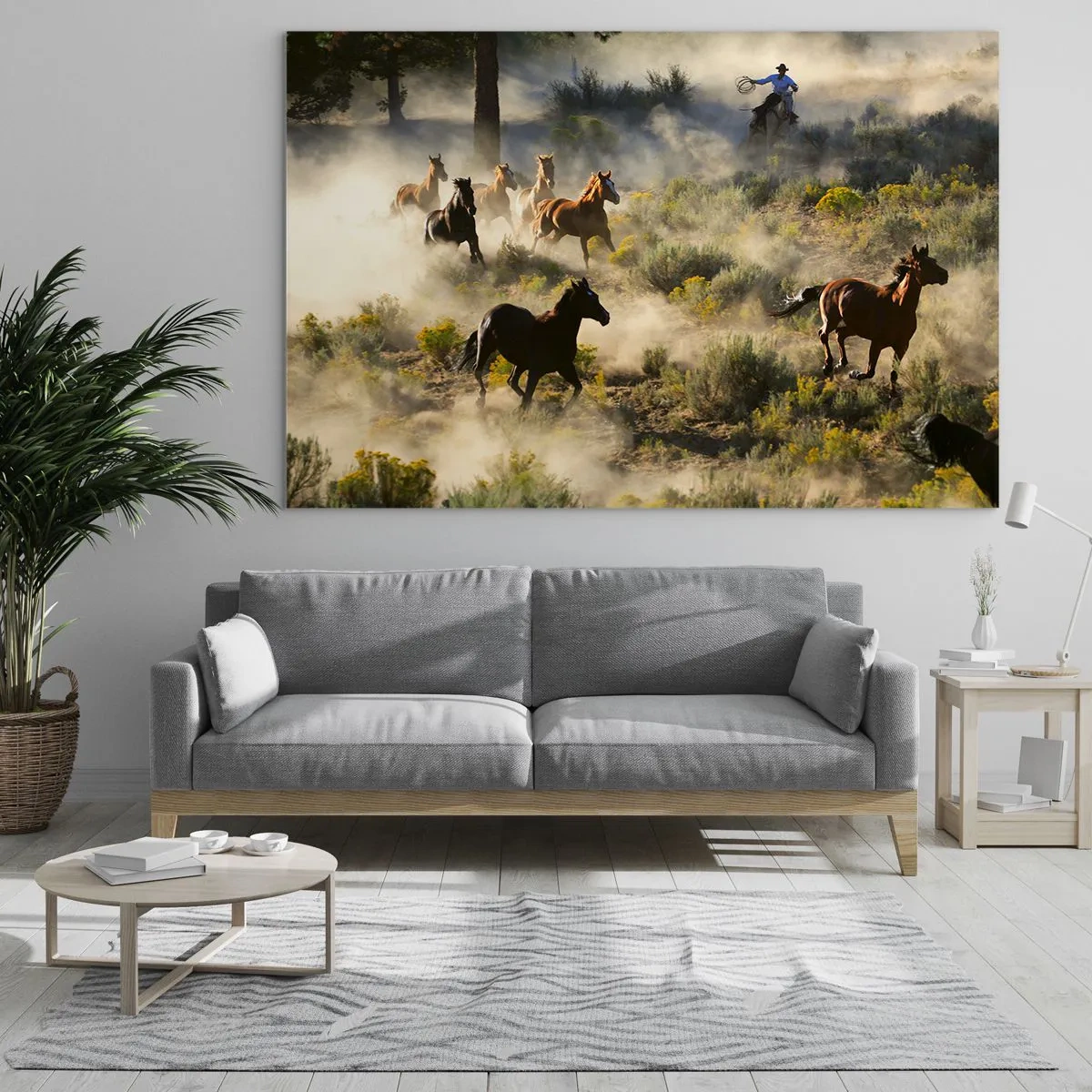 Impression sur verre - Image sur verre - Un troupeau de chevaux galopant dans la poussière et un cow-boy sur fond de nature - 70x50cm - Rivalité - liberté ou force masculine ? - Décoration murale moderne pour le salon et la chambre ARTTOR