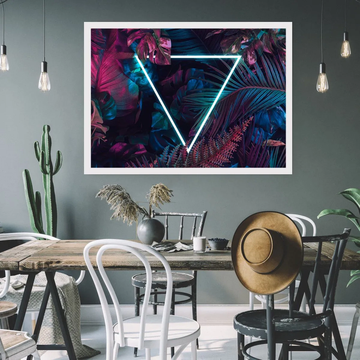 Affiche - Poster - Un triangle néon entouré de feuilles tropicales aux couleurs sombres. - 100x70cm - Jardin de style disco - Décoration murale moderne pour le salon et la chambre ARTTOR