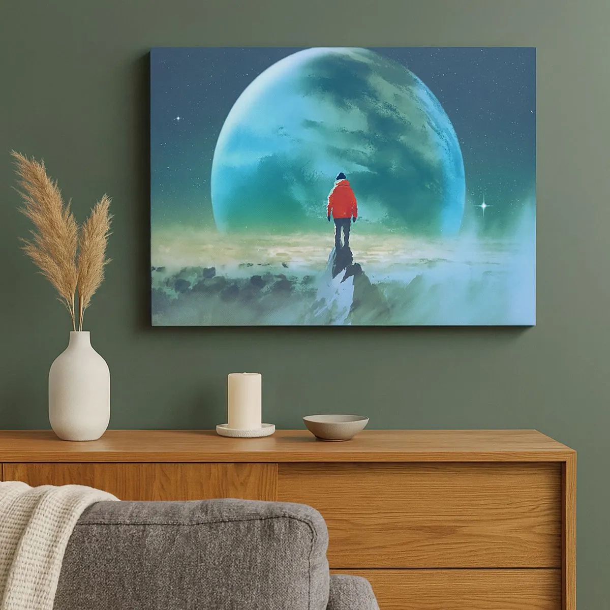 Impression sur toile - Image sur toile - Un homme portant une veste rouge debout devant une grande planète avec des étoiles en arrière-plan. - 70x50cm - Explorateur de la nouvelle terre - Décoration murale moderne pour le salon et la chambre ARTTOR