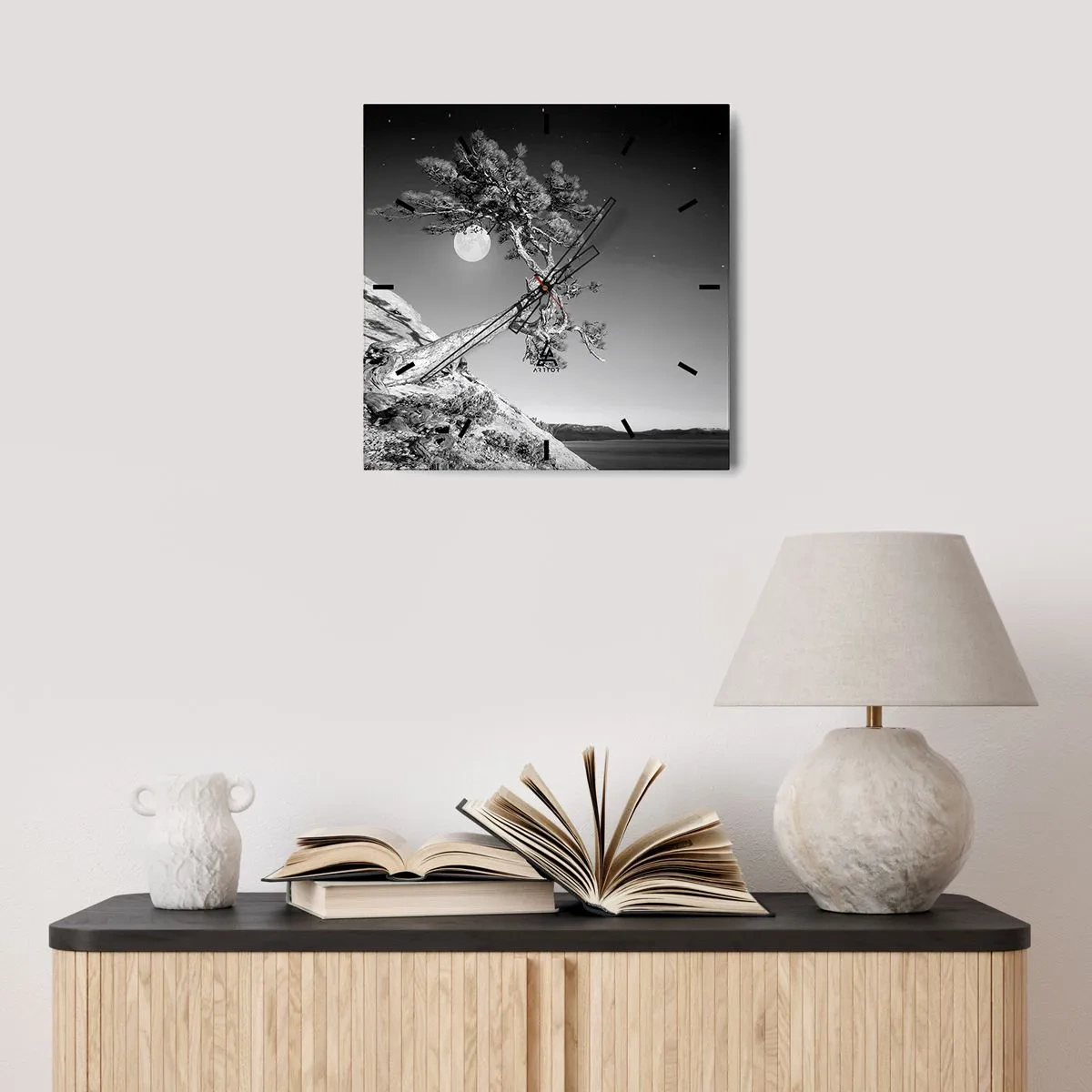Horloge murale - Pendule murale - Arbre noir et blanc sur une falaise avec la lune en arrière-plan - 30x30cm - Un combattant vainqueur - Décoration murale moderne pour le salon et la chambre ARTTOR