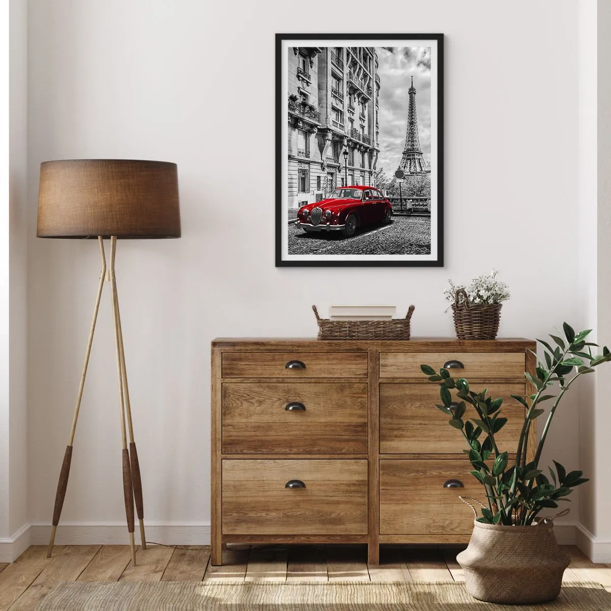 Affiche dans un cadre noir - Poster - Une voiture rouge avec la Tour Eiffel en arrière-plan - 50x70cm - Prédateur dans la ville - Décoration murale moderne pour le salon et la chambre ARTTOR