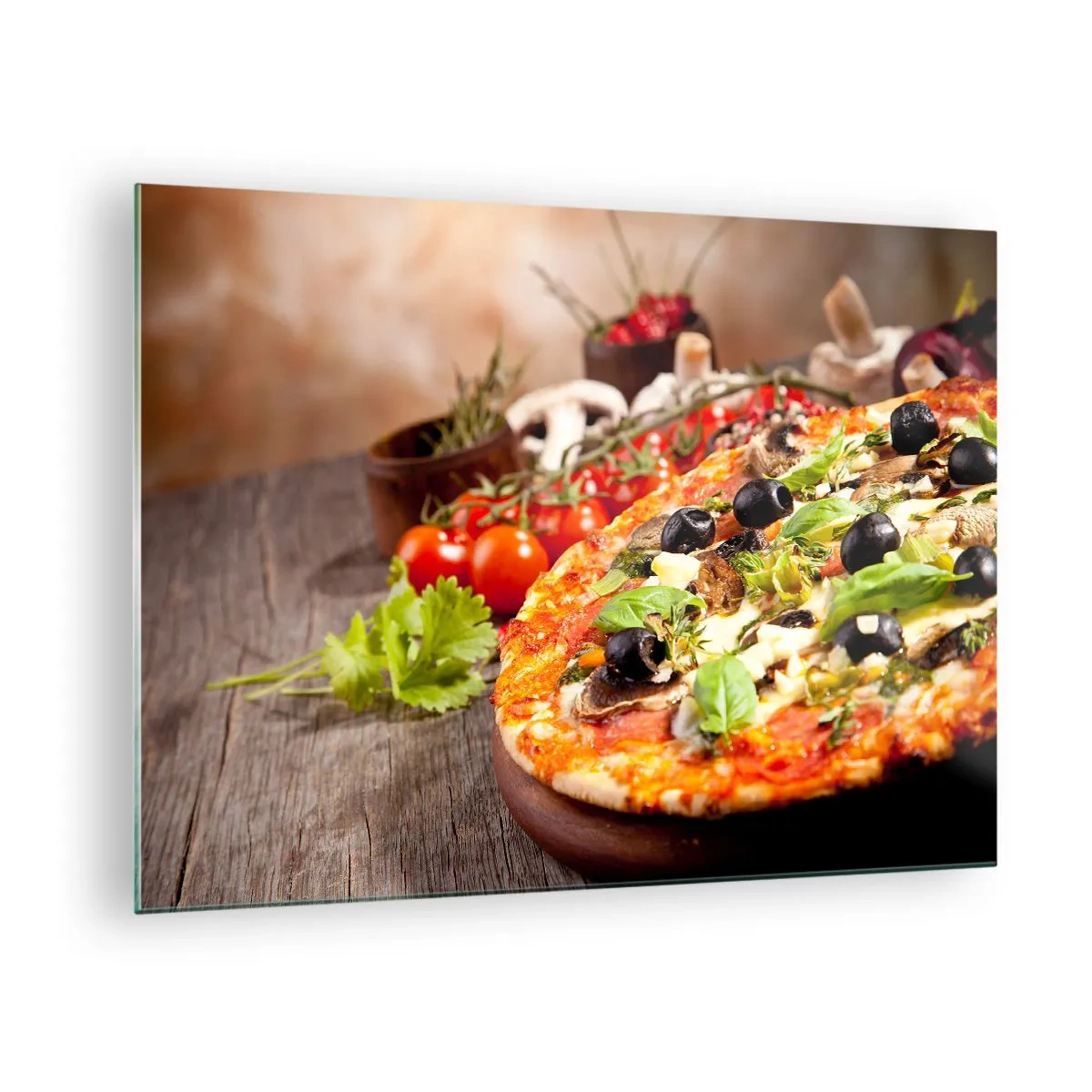Impression sur verre - Image sur verre - Pizza aux olives, champignons et herbes fraîches sur une table en bois - 70x50cm - Des ingrédients telluriques - Décoration murale moderne pour le salon et la chambre ARTTOR
