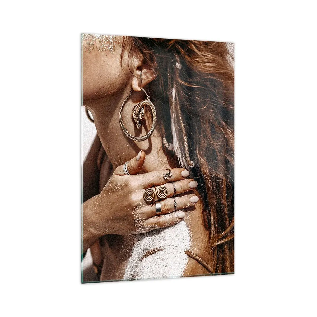 Impression sur verre - Image sur verre - Femme élégante avec des bijoux sur un fond de sable clair - 80x120cm - Reine des plages sauvages - Décoration murale moderne pour le salon et la chambre ARTTOR