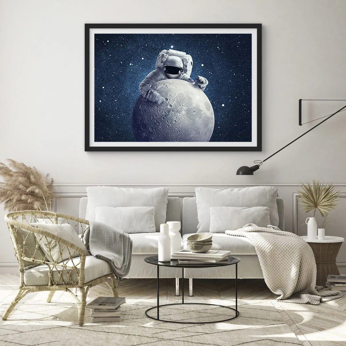 Affiche dans un cadre noir - Poster - Astronaute tenant la lune dans un ciel étoilé - 100x70cm - Comique de l'espace - Décoration murale moderne pour le salon et la chambre ARTTOR