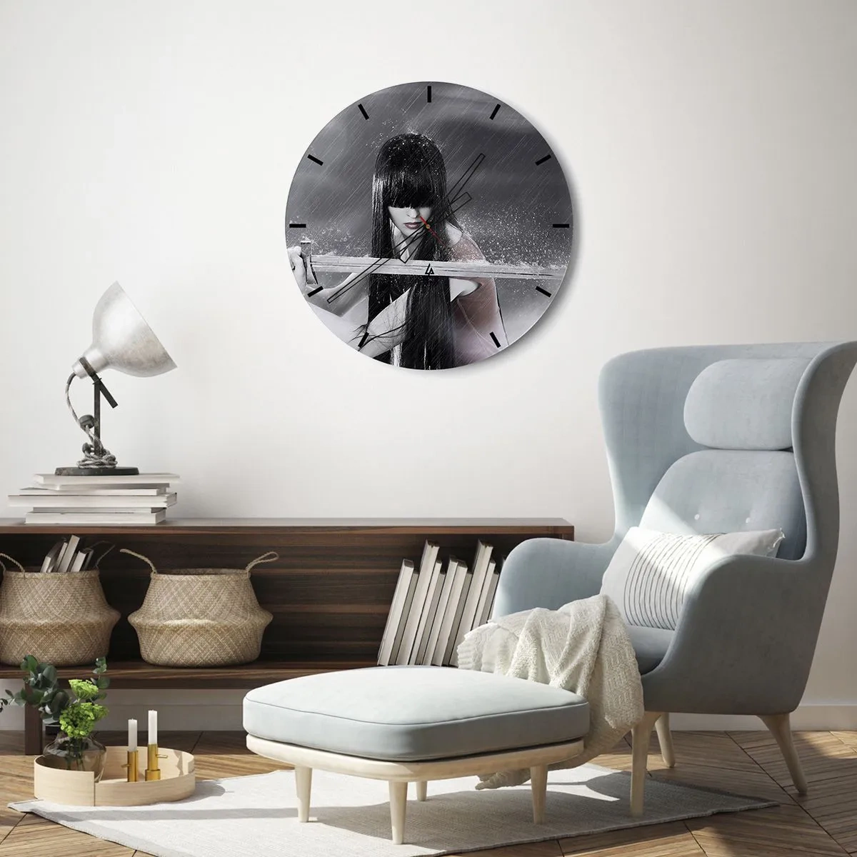 Horloge murale - Pendule murale - Femme avec une épée sous la pluie avec un arrière-plan dramatique - 30x30cm - Belle et dangereuse - Décoration murale moderne pour le salon, la cuisine et la chambre ARTTOR