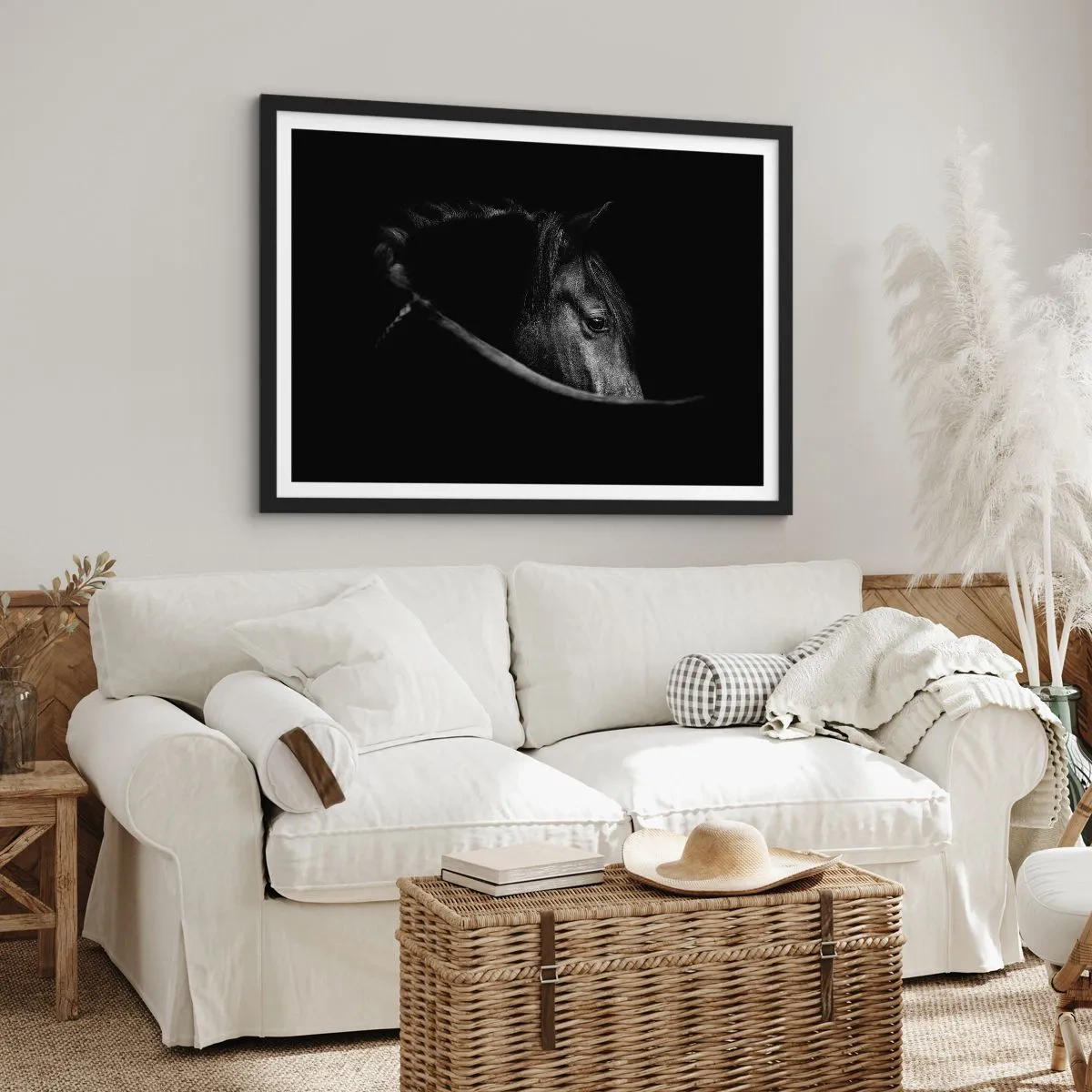 Affiche dans un cadre noir - Poster - Portrait en noir et blanc d'un cheval avec un jeu subtil de lumière et d'ombre sur un fond sombre. - 70x50cm - Prince Noir - Décoration murale moderne pour le salon et la chambre ARTTOR