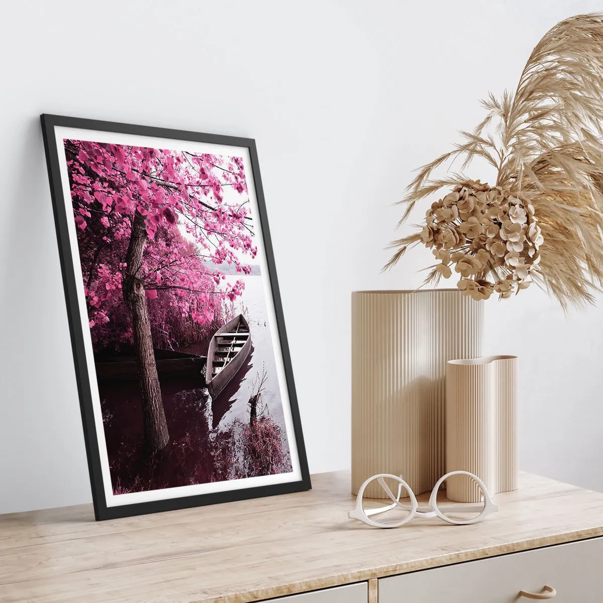 Affiche dans un cadre noir - Poster - Un bateau sur la rive d'un lac sous un arbre aux feuilles en fleurs - 50x70cm - Dans un silence rose - Décoration murale moderne pour le salon et la chambre ARTTOR
