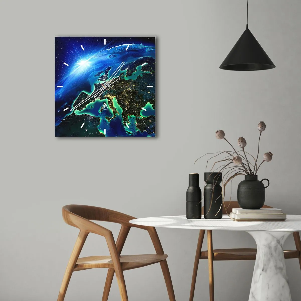 Horloge murale - Pendule murale - Une vue d'Europe depuis l'espace à la lueur du soleil levant. - 30x30cm - Europe pétillante - Décoration murale moderne pour le salon et la chambre ARTTOR