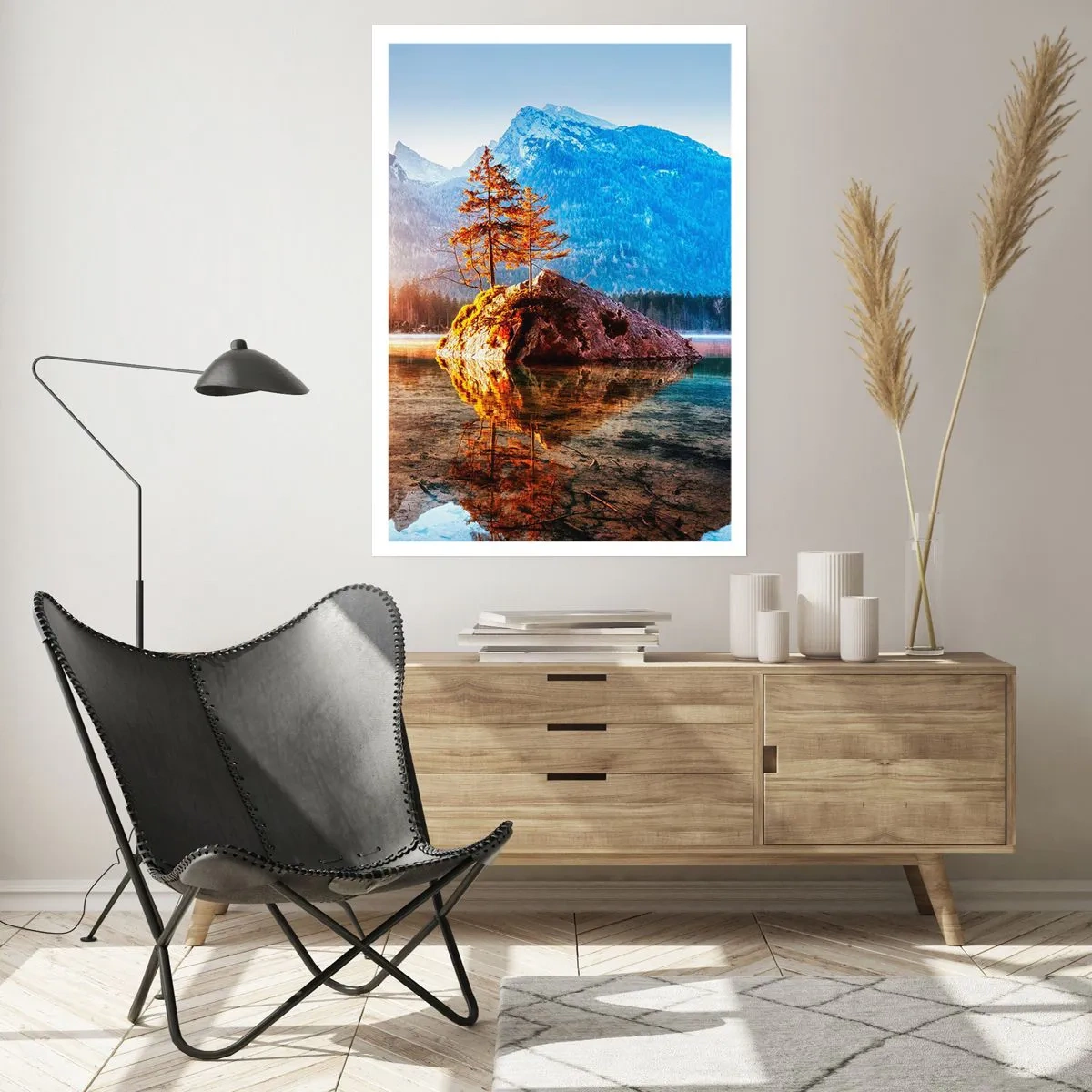 Affiche - Poster - Des arbres sur un rocher se reflètent dans un lac calme - 50x70cm - La nature sous un nouveau jour - Décoration murale moderne pour le salon et la chambre ARTTOR