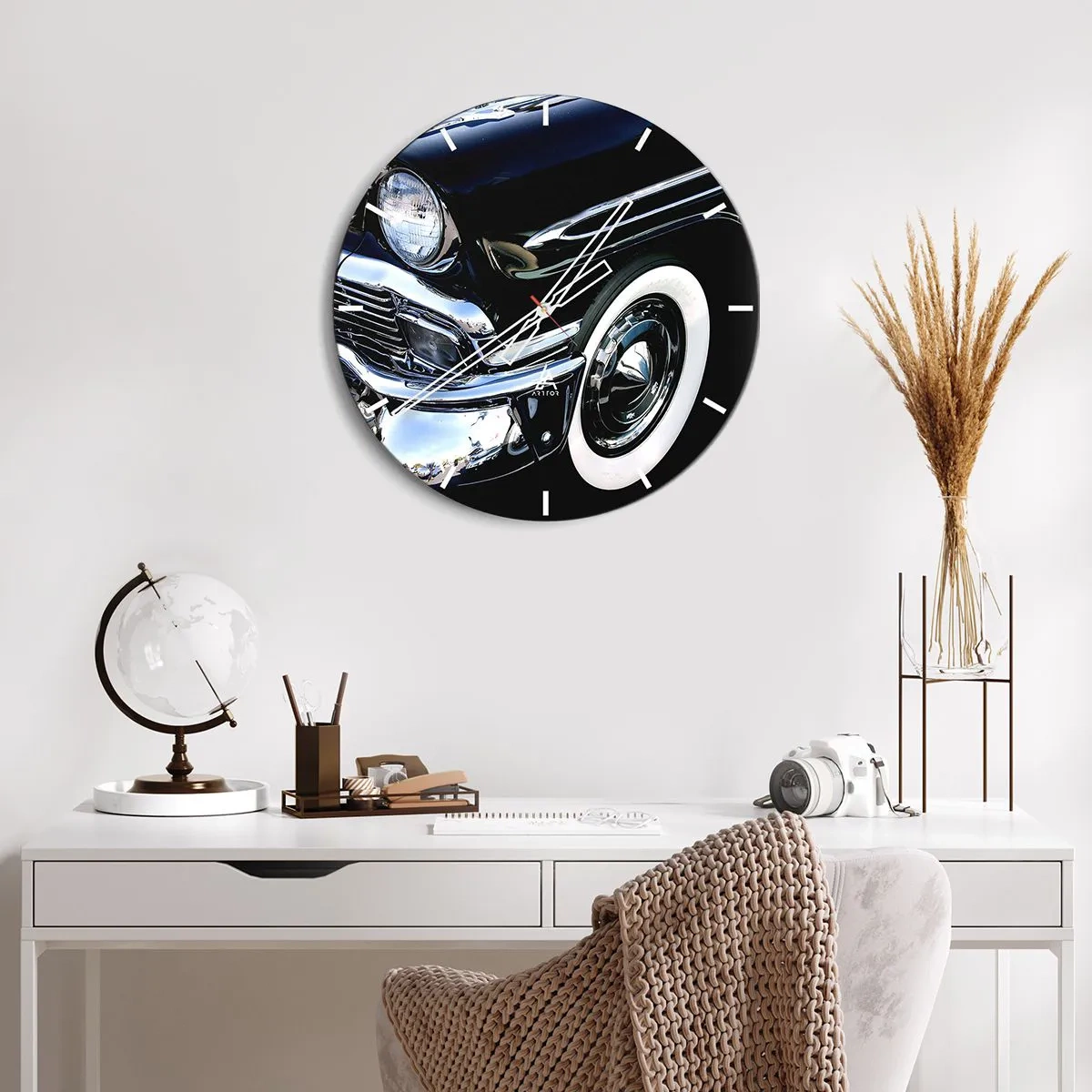 Horloge murale - Pendule murale - Une voiture rétro noire brillante avec un style classique - 30x30cm - Classique en argent, noir et blanc - Décoration murale moderne pour le salon, la cuisine et la chambre ARTTOR